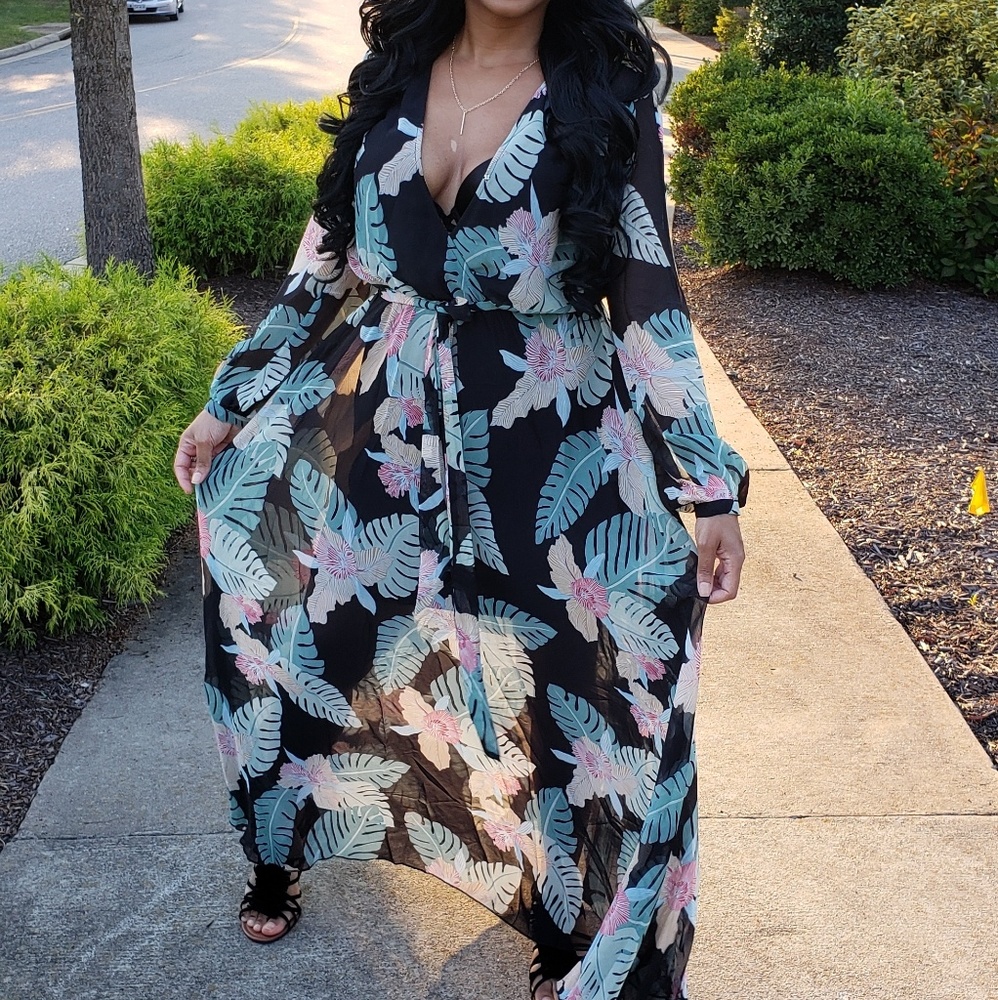 🆕️ Tropical print flowy maxi dress. - Picture 2 of 3